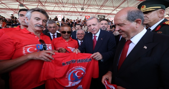 MERSN'DEN KKTC'YE YZEREK BAYRAK GTRDLER